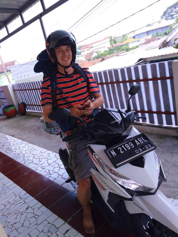 玛琅Griya Backpacker Pak Yon住宿加早餐旅馆 外观 照片
